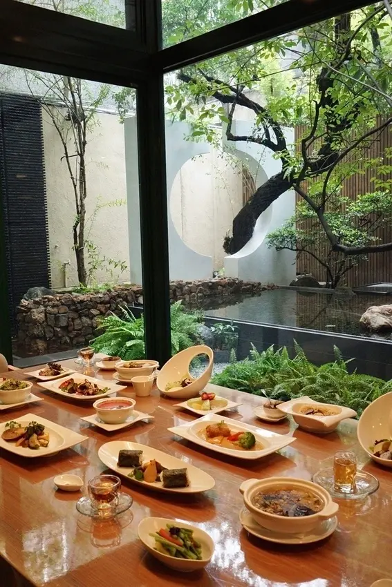 【台北美食】青枝綠葉蔬食餐館-在幽靜庭院造景旁享受素食料理，12道精緻餐點滿足你的味蕾，信義區素食餐廳推薦