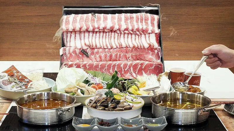 新開幕！超浮誇澎派肉片山根本吃不完啦～【嗑肉石鍋 屏東店】二代店高品質自助吧吃到飽超划算！開幕活動打卡送蛤蠣和大魷魚喔！內含菜單價格 屏東火鍋推薦