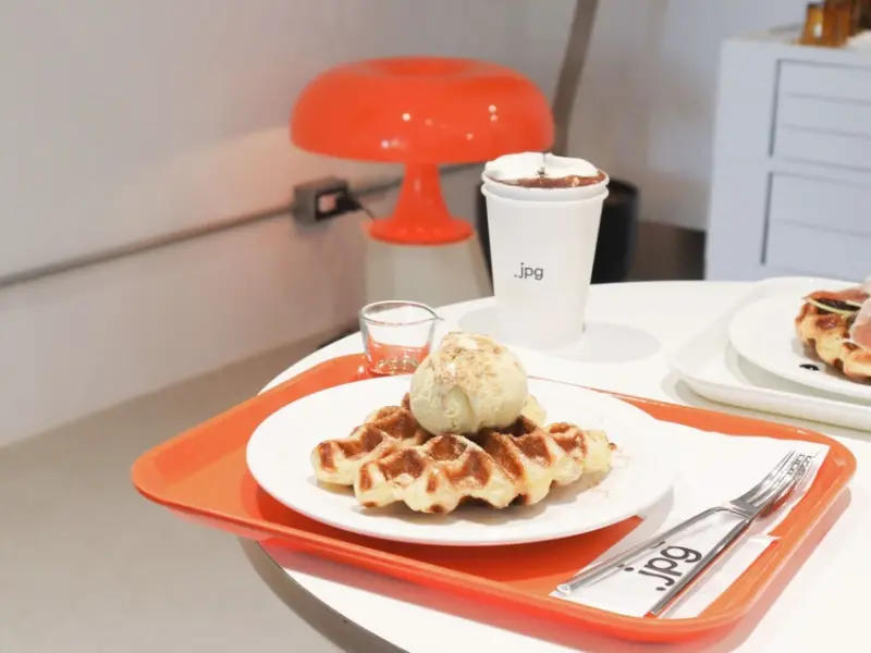 延三夜市商圈最Fashion的咖啡廳、白天晚上兩種風情、還有好吃的可頌鬆餅