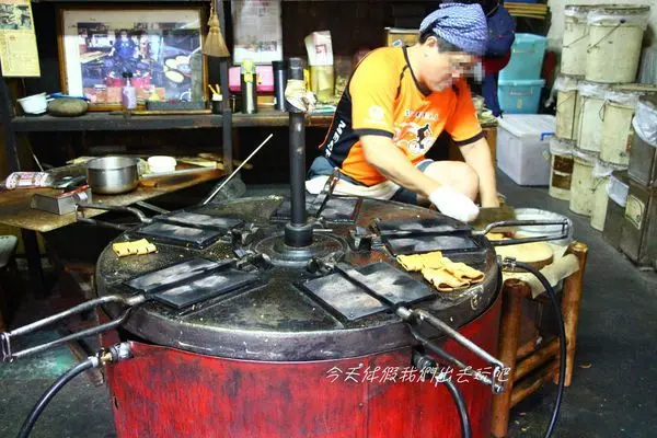 連德堂餅店/隱藏在小巷裡的百年手工煎餅遠遠的就聞到香味一人限購2包。