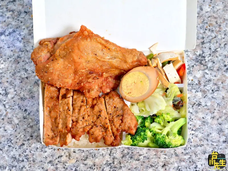 台南排骨便當／市面少見標示熱量／用餐時段必排隊／百貨櫃姐口袋名單／熱門菜色1.5小時完售／配菜豐富多樣不油膩