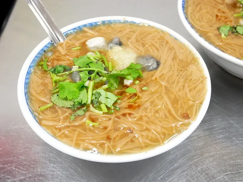 新莊在地人才知道的小吃店，隱身在廟街巷子裡，大腸麵線超大碗，加大腸只要$20