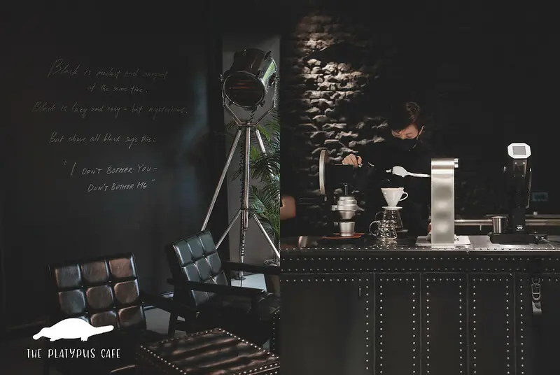 【內湖區/陽光街】用黑色元素拼接起來的 THE PLATYPUS CAFE 鴨嘴獸咖啡2店 （圖多）