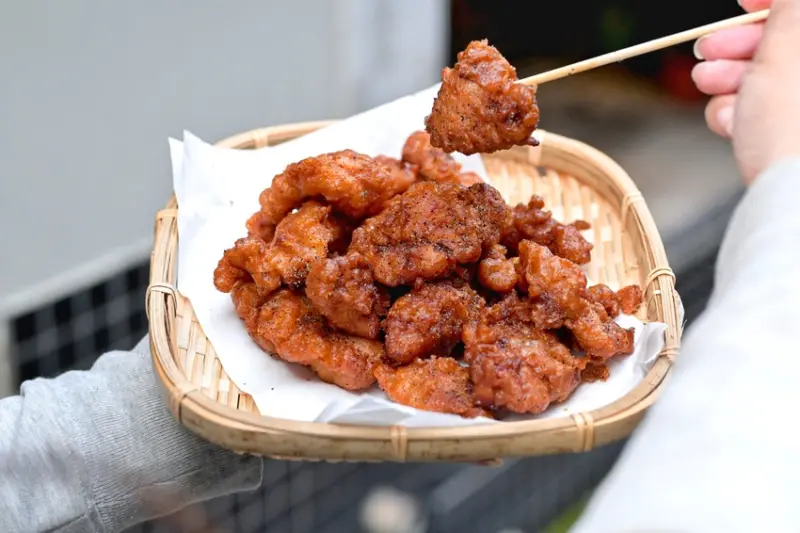 香酥多汁沾醬炸雞根本就是日本唐揚雞等級，食蔬搭配特調沾醬就很像在居酒屋吃串燒還不到半價，很推！