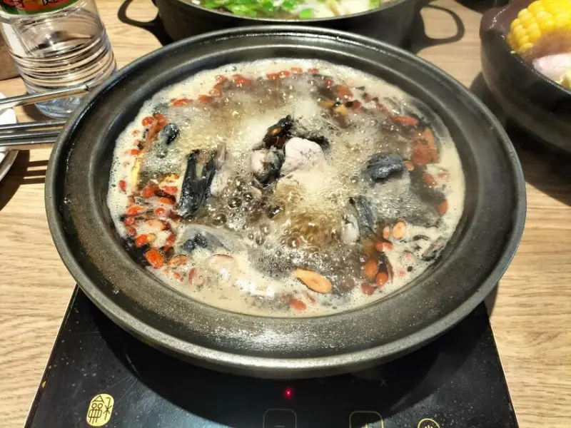 喜歡酒香氣的就跟我一樣點鍋燒酒蛤蜊烏骨雞-台式火鍋名店萬客什鍋台中美村店