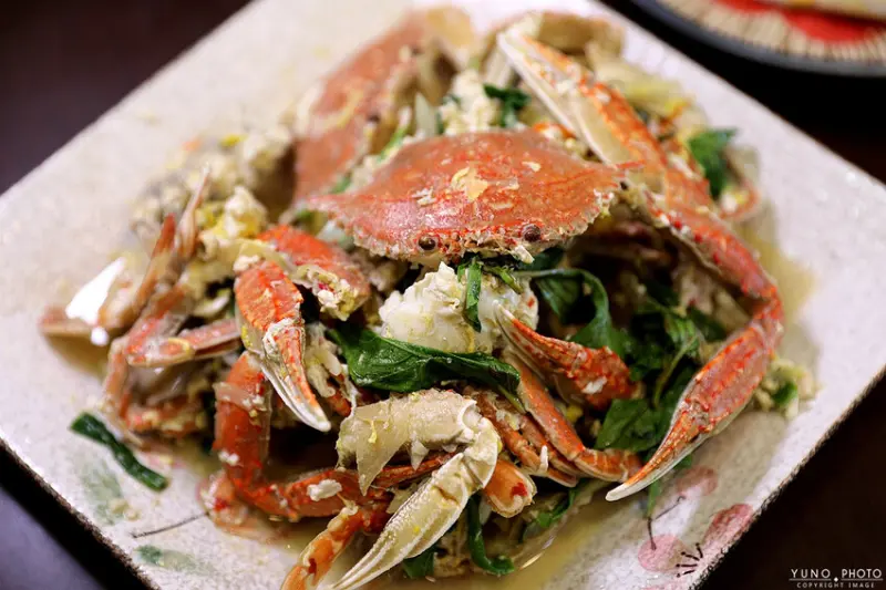 新北市萬里區螃蟹控必收！自家漁船直送保證新鮮！以斤計價透明公道 萬里吃蟹來這家準沒錯｜阿杰萬里蟹(野柳地質公園美食