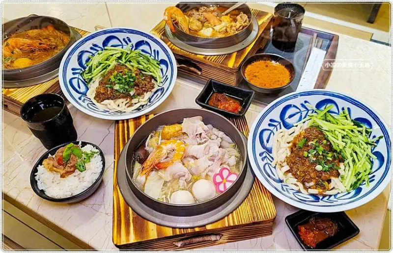 新開幕！！道地酸菜白肉鍋，一個人吃也很澎湃，還有濃郁泰式奶奶鍋、招牌雙醬麵，現在在中友百貨美食街也可以吃得到啦！！