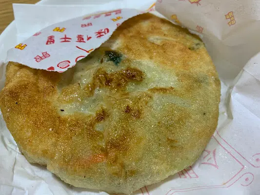 【食記】板橋江子翠美食。花蓮光復高麗菜煎餅~銅板美食便宜又好吃~只是要耐心排隊阿