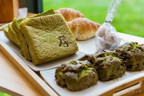 中壢平鎮過嶺美食-厚冶Bakery&Cafe，巷弄裡的大大麵包店！麵包與吐司十分美味而且環境很美超好拍！網美們～來吧！