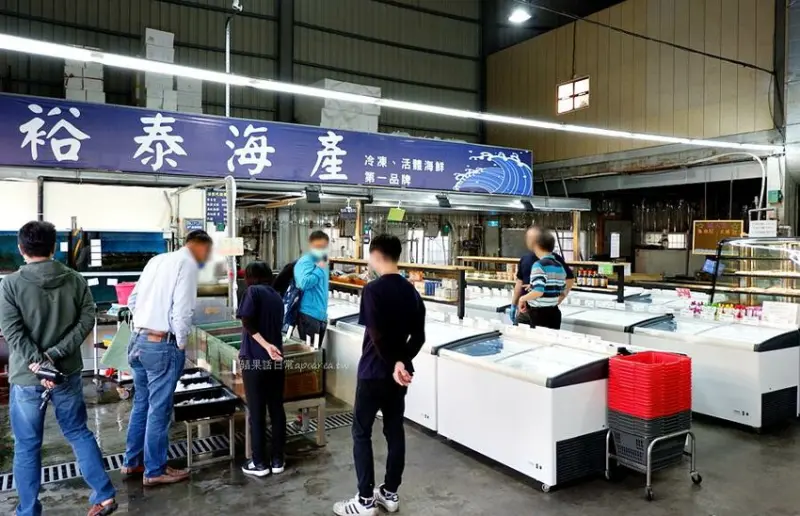 裕泰海產超市。帝王蟹、龍蝦、現切生魚片等高檔年菜這裡買，冷凍、活體海鮮專賣，環中路海鮮批發推薦 - 🍎 蘋果話日常🍎