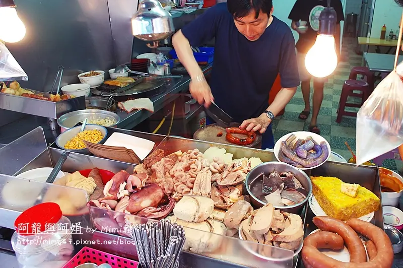 【台南美食】這小吃讓府城在地人一訪、再訪、連續訪~ 保安路「阿龍香腸熟肉」、「阿娟咖哩飯」