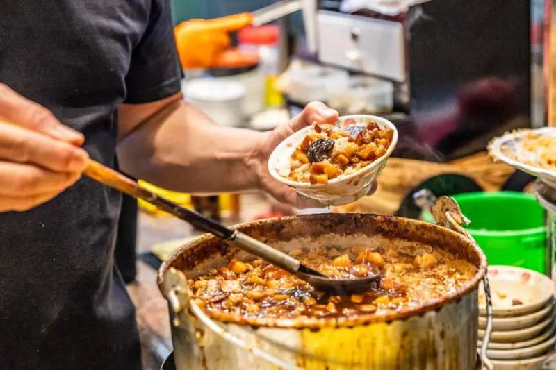 台南市中西區榮盛點心｜會黏嘴的肉燥有夠讚！祖傳三代老市場內的國宴米糕