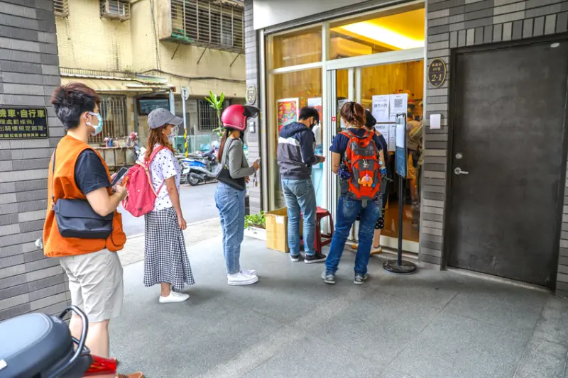 草莓季節來了！一開賣就被秒殺，還沒營業就排隊，超低調的蛋糕工作室想吃記得先預訂，水果千層蛋糕超級推薦！