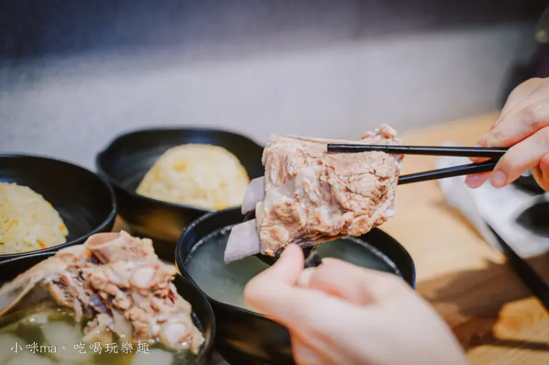 誠記原汁排骨湯-大安店 ▏超浮誇排骨肉入口即化 還讓你免費加湯喝到飽。櫻花蝦高麗菜飯搭配手工辣椒醬最對味。捷運忠孝復興站