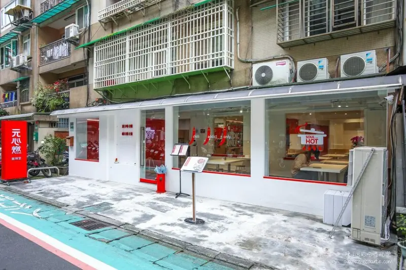 開幕就有好多人打卡推薦，超大『盆』的小火鍋，最便宜235元起～自助吧飲料無限暢飲