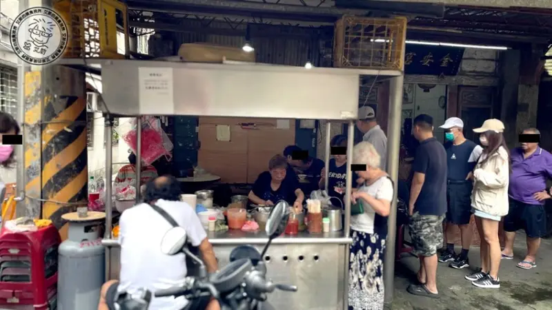 台北市萬華區【 龍山寺美食 】1碗20元的米粉湯只有在地老饕才知道，嘴巴肉、大腸頭、生腸、豬心都必點！好款姨米粉湯