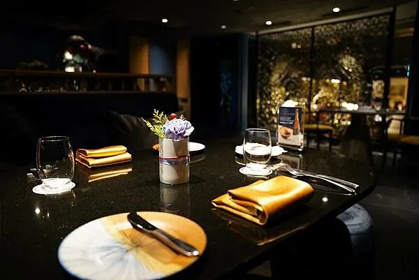高雄美食【PAVO Lounge Bistro 餐‧酒館】漢來美食新篇章，奢華風約會餐廳，新開幕的法式餐酒館，好吃的生鮪魚墨西哥玉米脆餅與熟成旗魚塔塔((附菜單 - 壽司羊 的 美食旅行