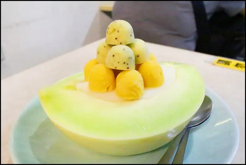 台南美食：泰成水果店～哈密瓜當碗，水果冰沙、義式水果冰淇淋通通裝進去一起吃