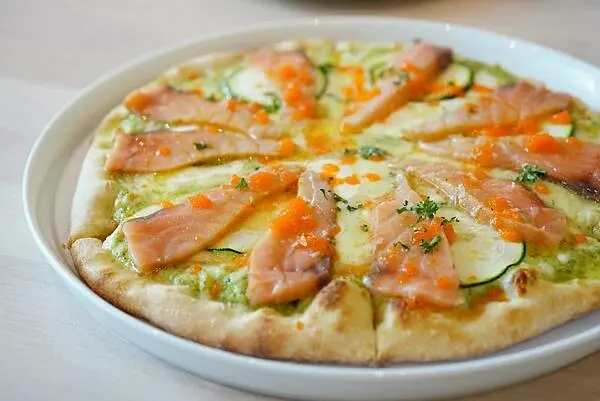 高雄美食【STORY 故事咖啡館】好吃的櫛瓜燻鮭魚水牛起司比薩， 濕潤的大人版提拉米蘇，不錯吃但偏辣的煙花女義大利麵((附菜單 - 壽司羊 的 美食旅行