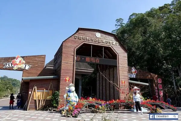 【嘉義免費景點】竹崎親水公園 X 免門票免停車費全家大小休閒散步踏青好去處 X 居高臨下的天空走廊 X 園內雙吊橋 X 火車展示區 X 花仙子步道 X 夏日兒童戲水區
