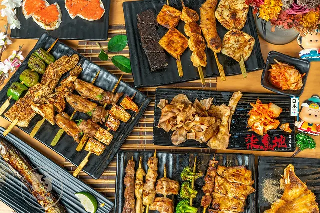 【捷運士林站美食】柒息地｜冬天就是要吃最火熱の串燒，平價居酒屋推薦！秘制烤醬串燒最便宜只要＄15起～下班和朋友聊天放鬆棲息地🎄聖誕節揪團聚餐🥳！