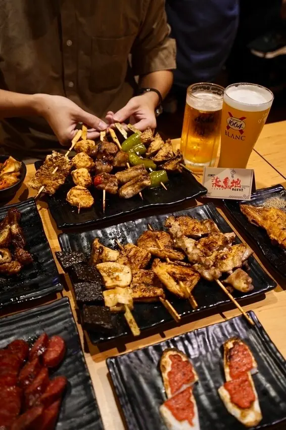 柒息地串燒居酒屋 - 超高CP值平價串燒，招牌秘醬風味，大啖串燒、生啤酒就選這間！台北士林夜市最夯居酒屋