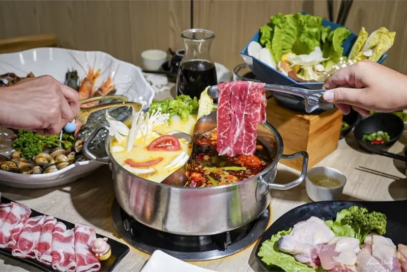 | 高雄美食 |左營新開幕的小清新麻辣火鍋湯底無限續加吃到飽/超澎湃海鮮拼盤/嗨聚鍋物