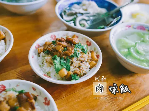 阿和肉燥飯。肥滋滋地肉燥香。加上一碗魚湯，完美的台南人早午餐!!