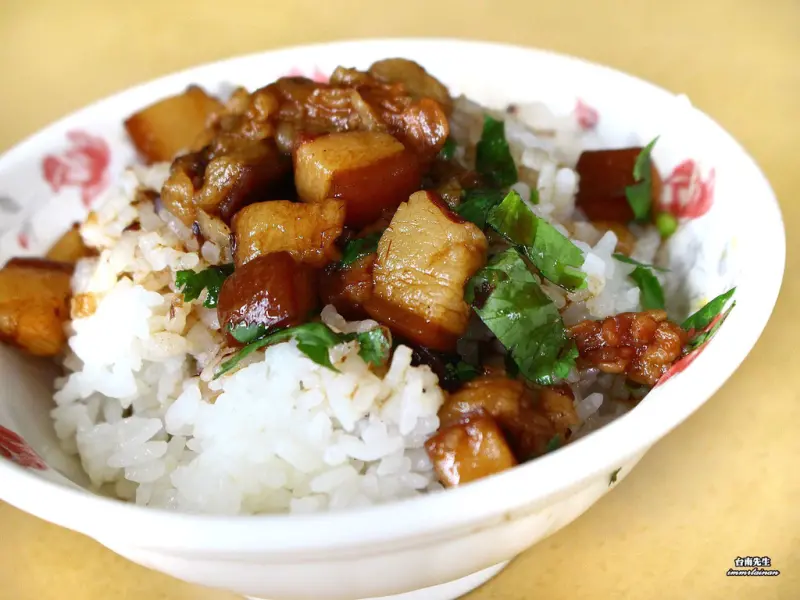 台南肉燥飯／30年老店／招牌糊到看不清／魚類料理限量供應／用餐時段人潮滿出來／老饕帶路口袋名單／在地人從小吃到大