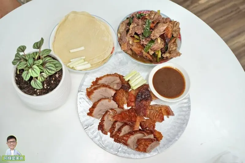 新竹|香記烤鴨-光復店。炭燒脆皮烤鴨搭配手工自製餅皮。外帶美食。營業時間地址菜單