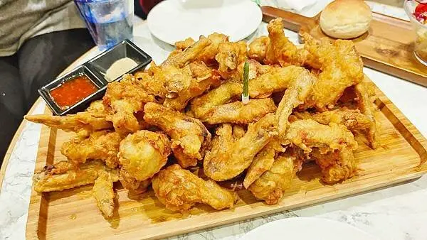 【新店餐廳】Sunny Queen陽光皇后-超大方！幾歲送幾隻雞翅！新店小碧潭捷運站生日優惠餐廳