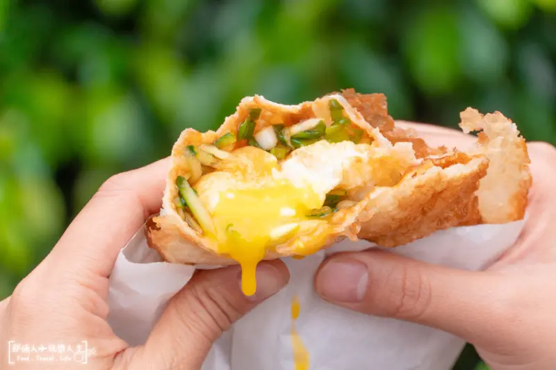 民雄偉仔炸蛋蔥油餅｜比臉還大的蔥油餅，超犯規，會噴蛋汁的炸蛋蔥油餅，一份只要35元～