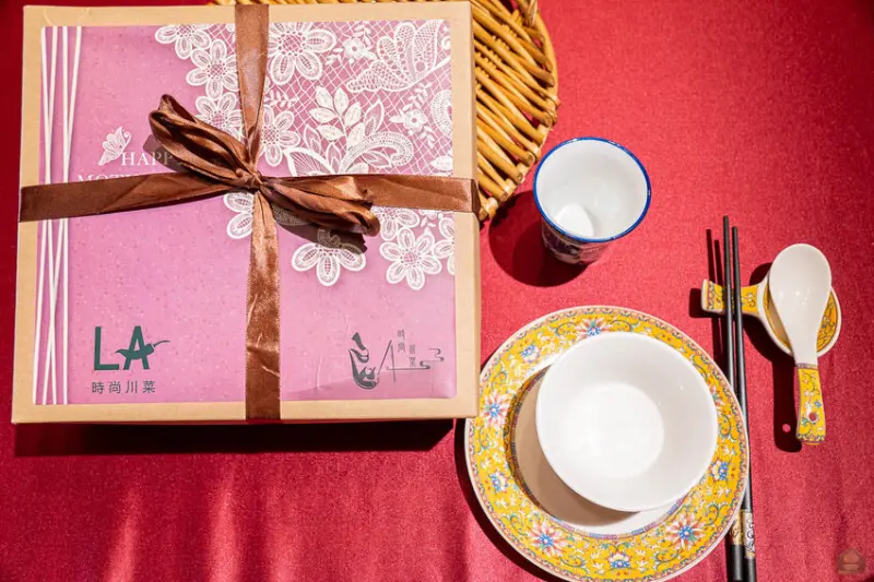 台南不僅有特色川菜好料外，提前預約母親節套餐，還贈送禮盒組送給辛勞的媽媽們唷。