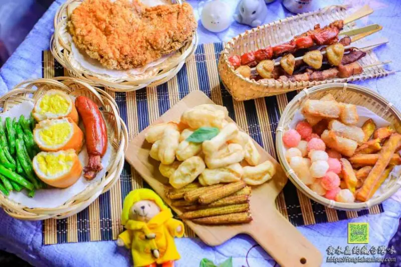 宵夜首選桃園平價美食阿寶香雞排，雞排厚實多汁一塊就滿足，甜不辣、肉串炸物豐富一吃就上癮