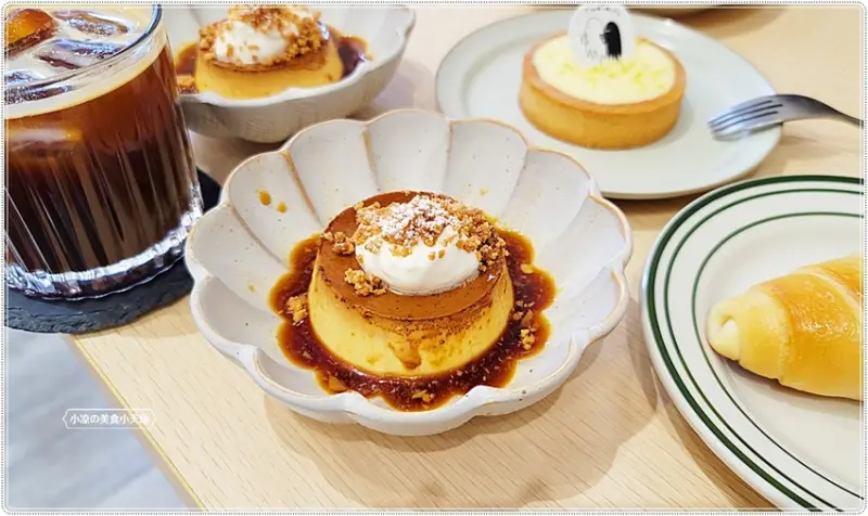 土守咖啡║隱藏在巷弄內白色系質感咖啡館，咖啡、甜點都很推薦！還有店貓不定時出沒！！(寵物友善餐廳)