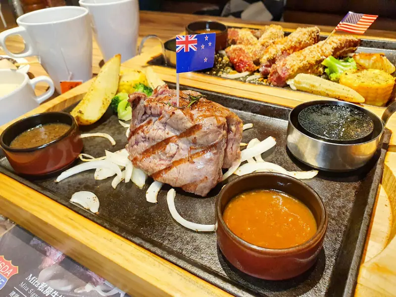 【高雄聚餐】米塔炙燒牛排專門店-高雄大遠百店 幾分熟自己煎 肉汁在鐵板上滋滋作響 食慾大爆發 無限自助吧吃到飽