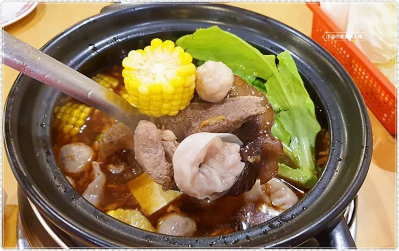 在地達人帶路！！人氣超夯薑母鴨，以傳統炭火熬煮薑母鴨，湯頭溫潤香甜，晚餐宵夜都適合聚餐（可外帶、訂位）