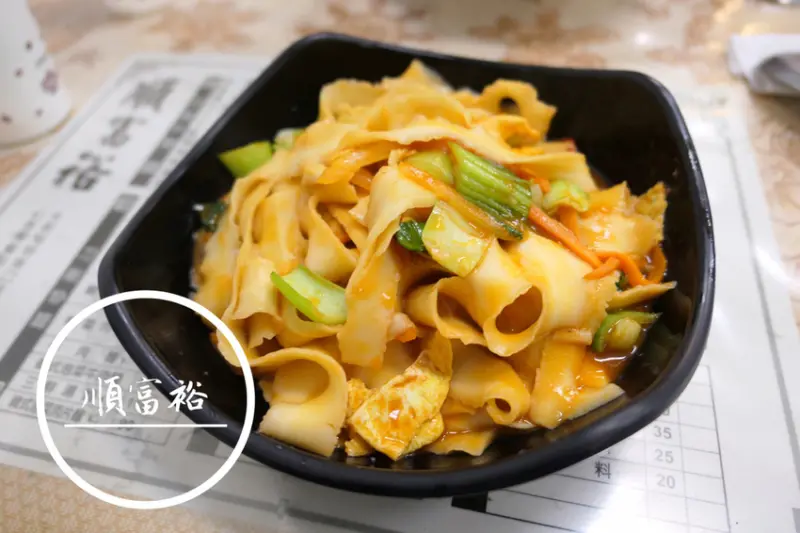 FOOD｜花蓮市區—順富裕刀削麵｜節目好評！在地人氣麵食館｜花蓮文創園區、舊鐵道