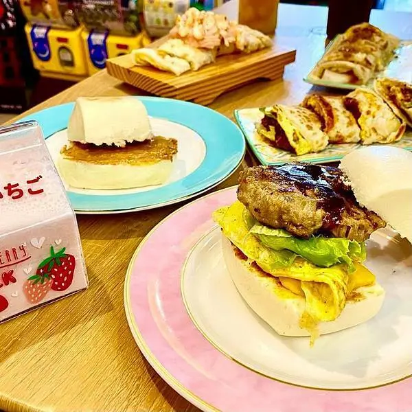 宜蘭羅東超強創意酥皮蛋餅‧十一點前限定炭火烤鮮奶饅頭‧等候是值得的阿~│碳個究竟早午晚餐