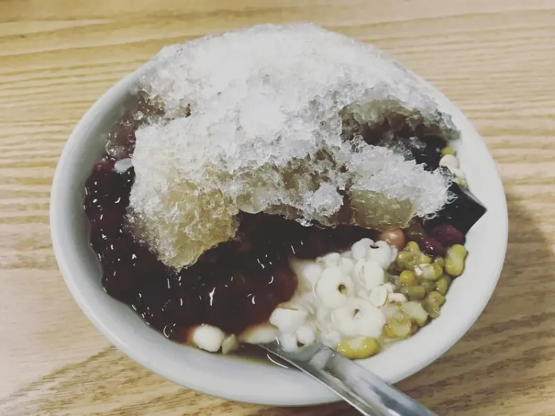 （中和豆花）永安市場巷弄隱藏版甜品 8種料滿滿的豆花只要40元-無名豆花