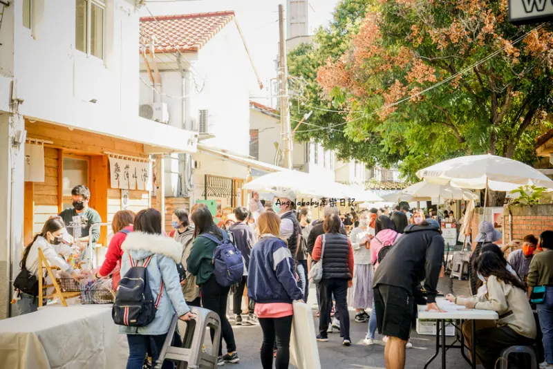 就像漫步在日本鄉村聚落的市集裡,人手端著一碗溫暖的手作豆花撒上罕見的桃膠、還有黑糖糖水再配上一匙咬得到顆粒的花生糖粉,這就是風靡台北宜蘭的豆花～現在飄到台中