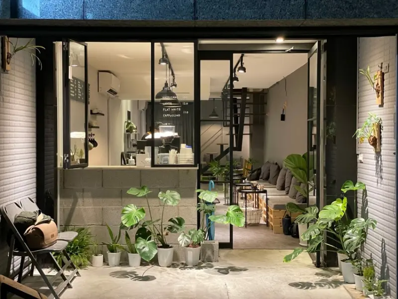 【一嶼咖啡｜台北中山區】運氣好遇得到兩隻招財貓｜龜背芋鹿角蕨愛好者天堂｜文末 送50點喝咖啡CAFFÈCOIN 職人咖啡通行