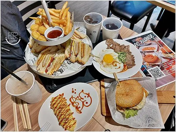 林口美食|墨爾漢堡A7文青店 中西式特色兼具、餐點早午餐、下午茶甜點，餐點種類多而且擺盤美內容也豐盛，推出Line線上點餐減少等待時間超級貼心，桃園機場捷運A7體育大學站～