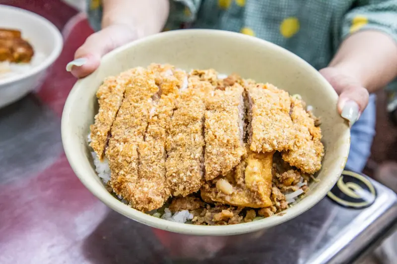 彰化縣員林市夢幻三家元老員林小吃｜在地人從小吃到大古早味美食，銅板價就可以吃到超大碗排骨飯！