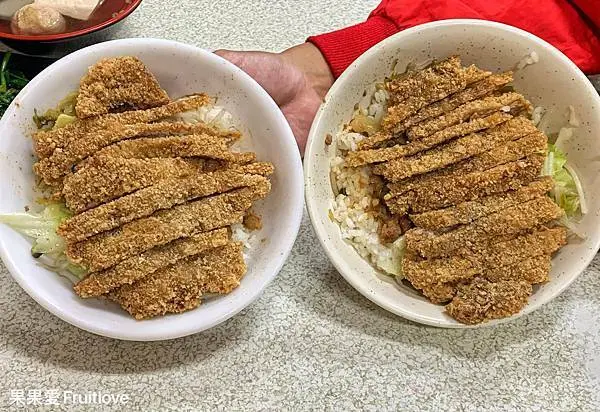 彰化員林美食－夢幻三家元老，鋪滿整碗的高麗菜、豆芽菜和排骨的排骨飯，只要銅板價50元