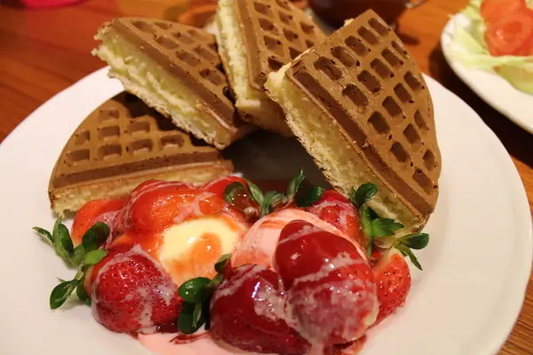 台北/中山【草莓鬆餅~徹底擄獲小人兒的心~~Melange Cafe 米朗琪咖啡館】