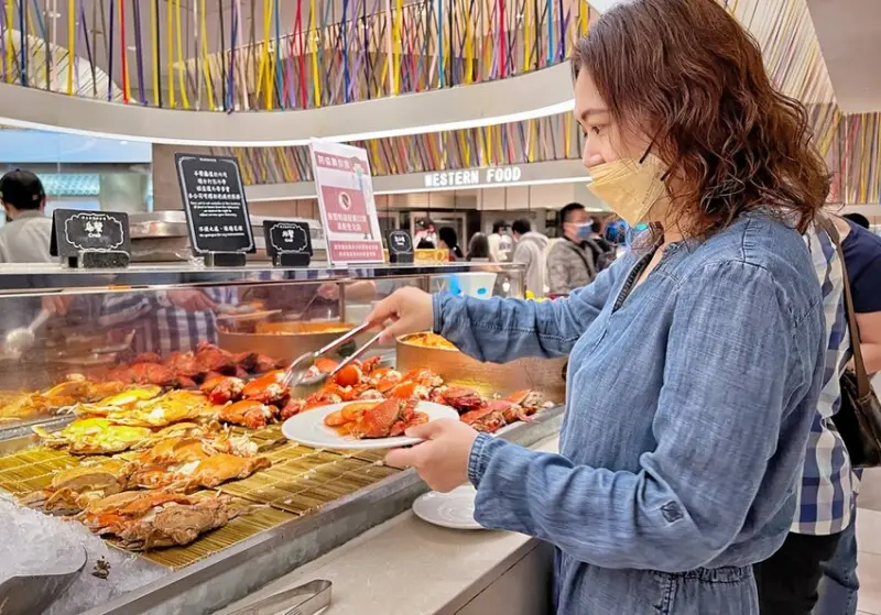桃園吃到飽餐廳/桃園漢來海港餐廳，享受極大的漢來服務，不少限定品項花點排隊等候真的挺不錯！