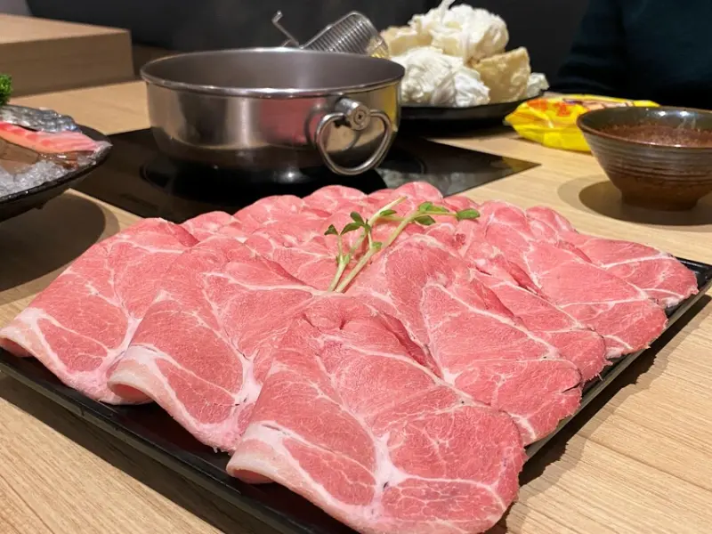 【台中 火鍋】聚北海道鍋物(中科店)，華麗變身~野菜放題自助吧~288吃到飽