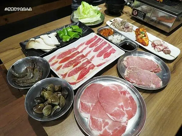 嘉義燒肉推薦【激安·焼肉道樂 ホルモン】開桌送内臟燒內六宮格 晚上八點後入場 只要399元 燒肉、炸物、飲品無限暢飲吃到飽