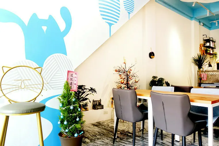 【今天下班吃什麼】瘋拌麵 FUN NOODLE | 新店開幕！好萌、好拍、好打卡的貓咪主題網紅店，兩人同行內用、第2份「會呼吸的麵」套餐5折，期間限定優惠只到這週五喔！